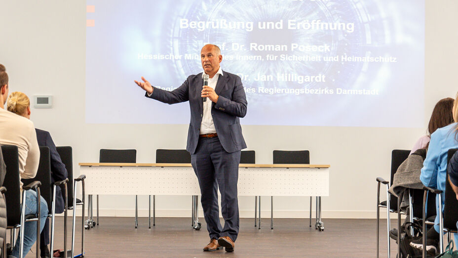 Innenminister Roman Poseck eröffnete den Cybersicherheitsgipfel im Regierungspräsidium Darmstadt vor mehr als 100 Vertreterinnen und Vertretern südhessischer Kommunen.