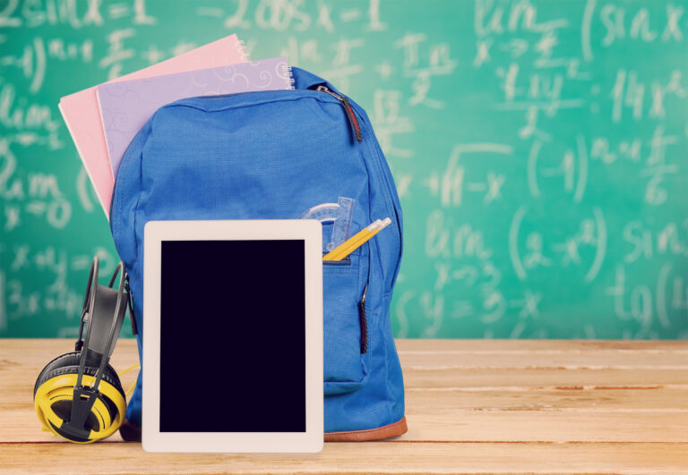 Apple iPad in weiß vor Tafel und Schulrucksack