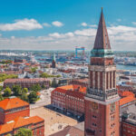 Blick von schräg oben über das Kieler Stadtzentrum.