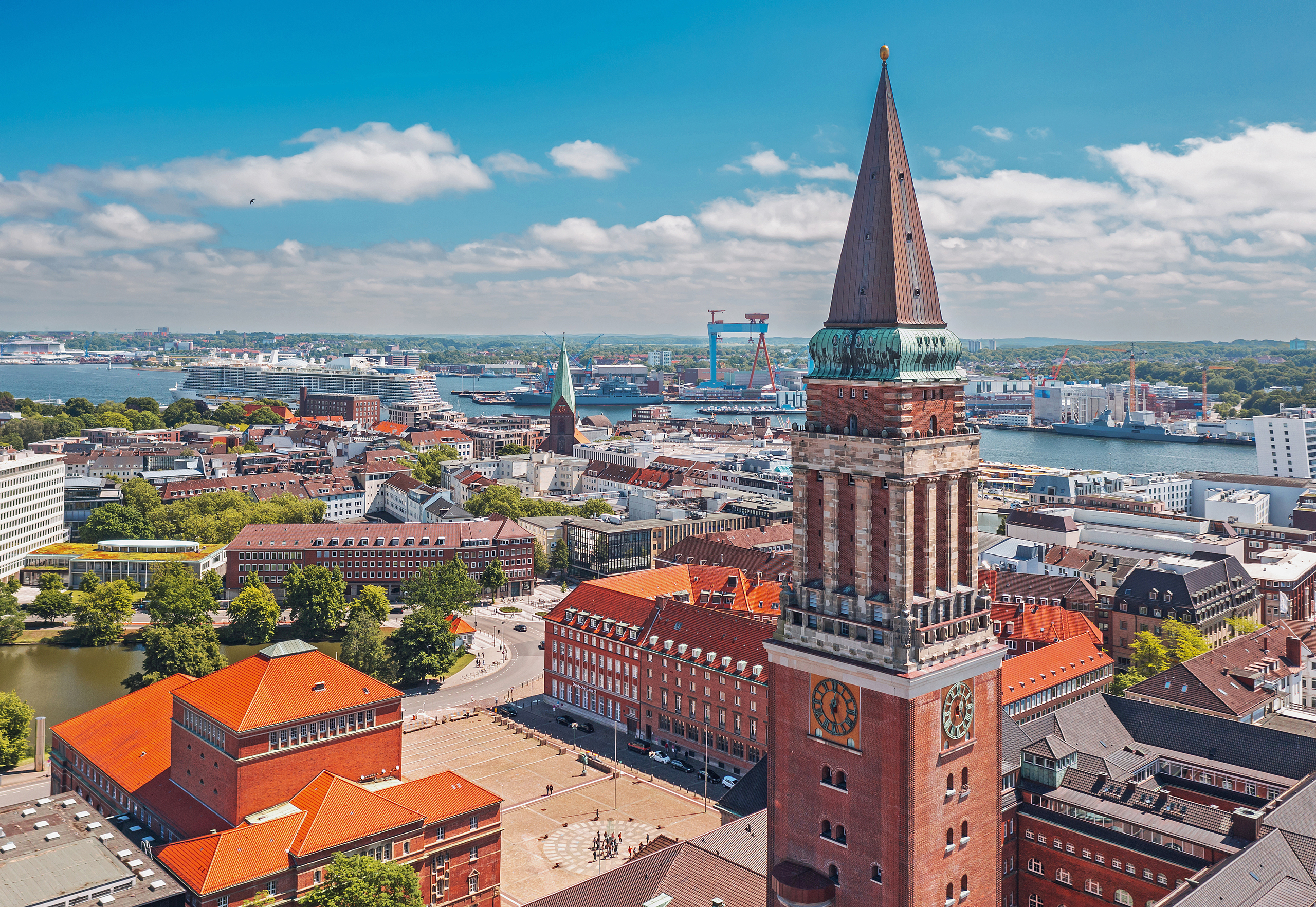 Blick von schräg oben über das Kieler Stadtzentrum.