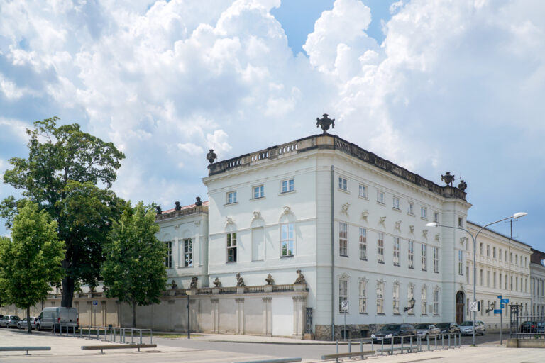 Außenansicht des Ministeriums des Innern und für Kommunales in Potsdam, ein weißes, klassizistisches Gebäude