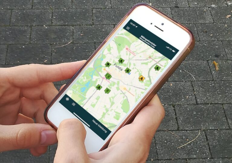 Smartphone mit Blick auf die öffentliche Anliegenkarte vom Mängelmelder Fulda