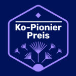 Logo des Ko-Pionier-Preises auf dunkelblauem Hintergrund