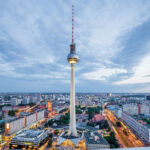 Panoramablick über Berlins Innenstadt, in der Mitte der Fernsehturm, im Hintergrund dramatische Wolken