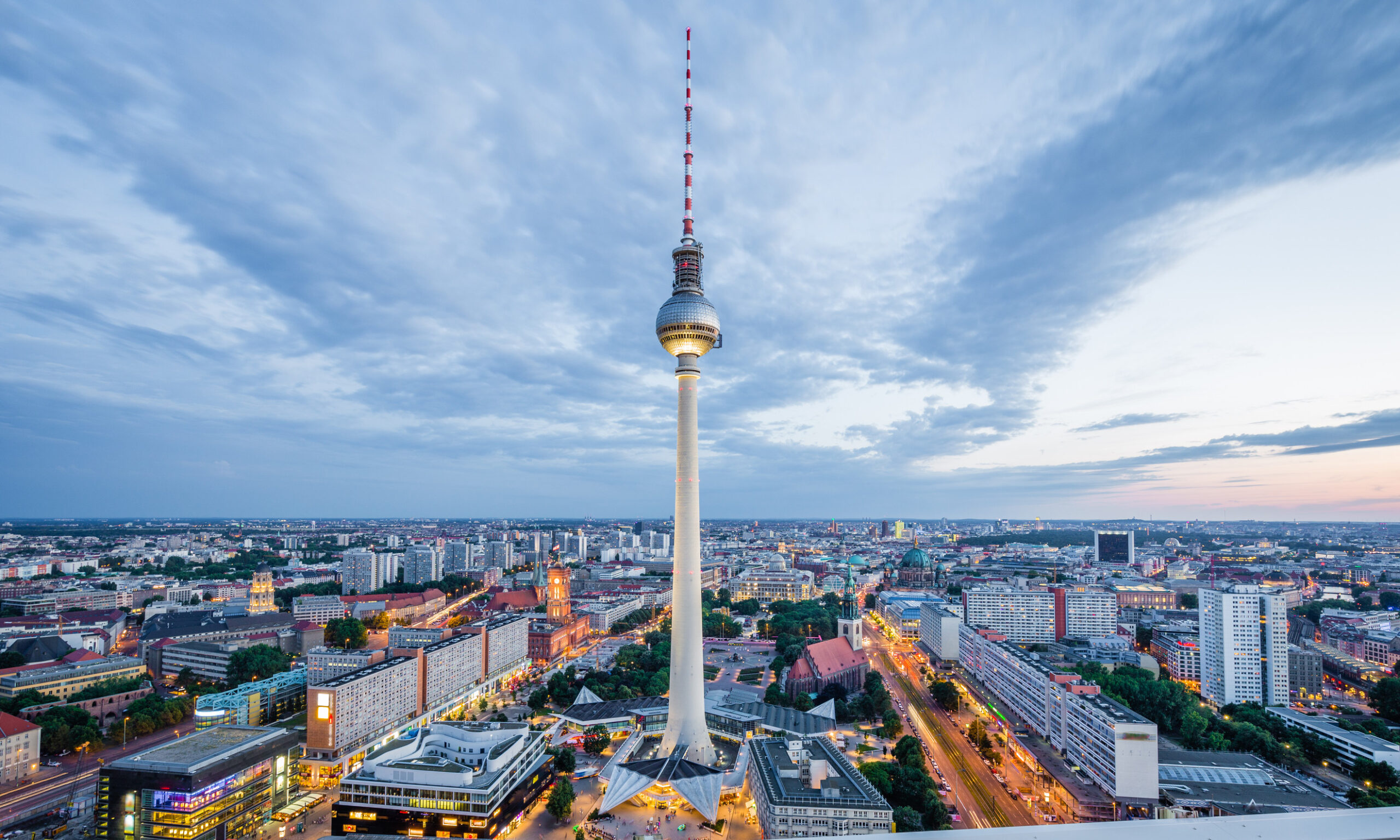 Panoramablick über Berlins Innenstadt, in der Mitte der Fernsehturm, im Hintergrund dramatische Wolken