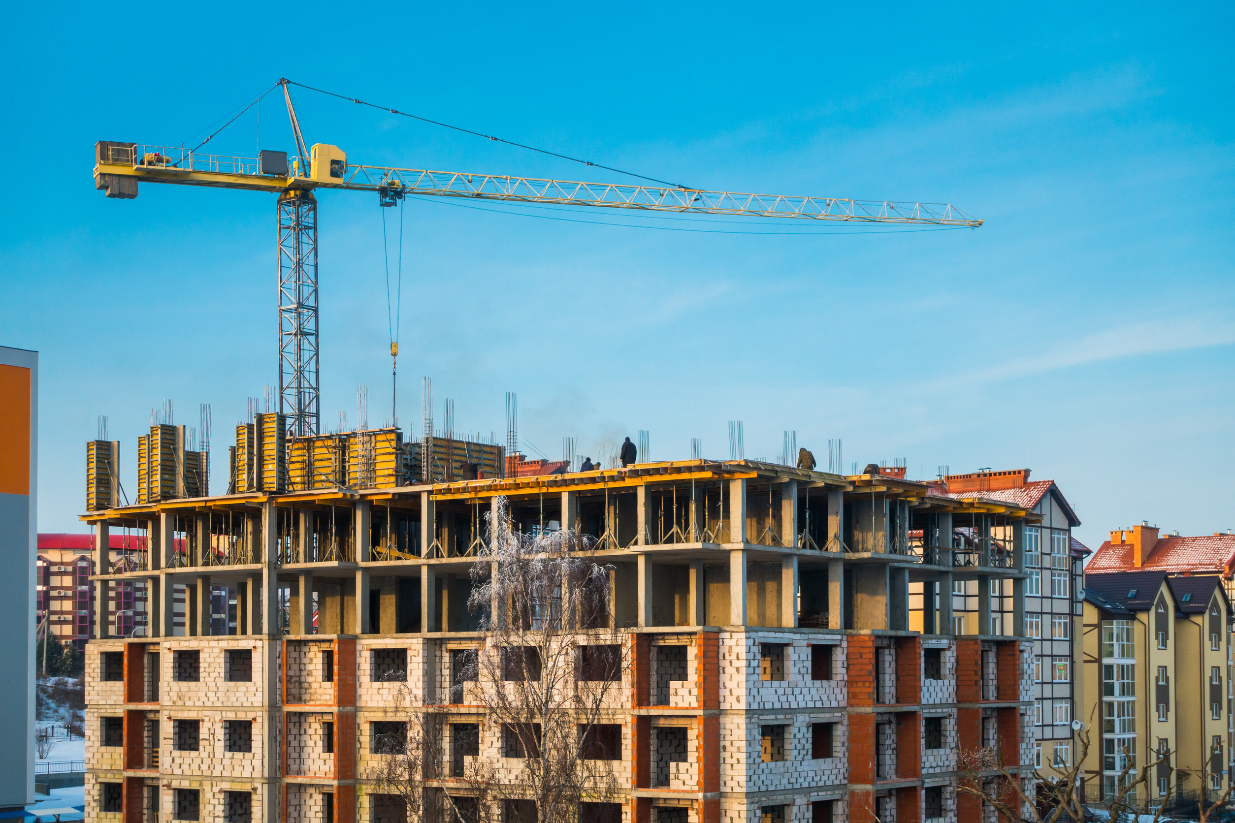 Luftaufnahme von einer Baustelle in einer Stadt