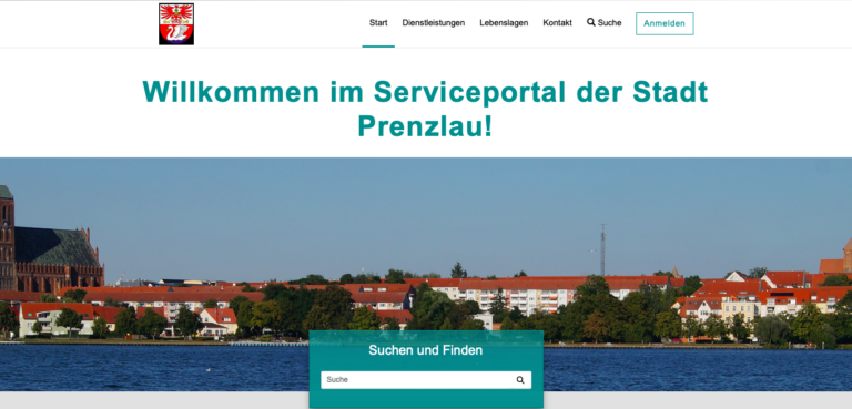 Screenshot vom Openrathaus Prenzlau, der eine Stadtansicht vom Wasser aus zeigt.