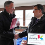 Innenminister Michael Ebling (l.) und der Präsident der Universität Koblenz, Prof. Dr. Stefan Wehner, bei der Übergabe einer Urkunde.