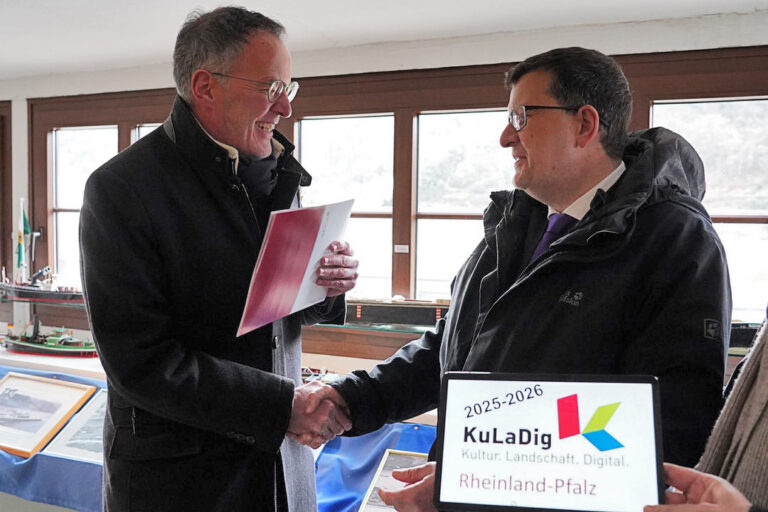 Innenminister Michael Ebling (l.) und der Präsident der Universität Koblenz, Prof. Dr. Stefan Wehner, bei der Übergabe einer Urkunde.