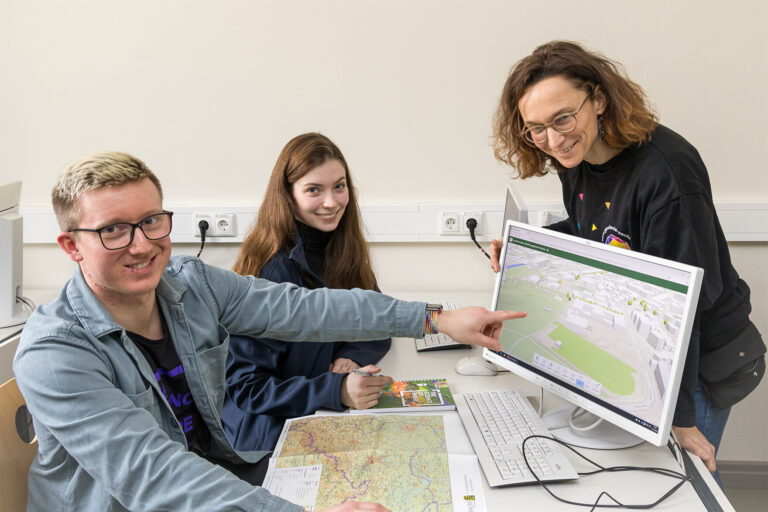 Präsentation der GeoSN-SchulApp auf einem Desktopbildschirm durch Lukas Garte und Jacqueline Seifert, beide von Esri und Claudia Gedrange vom GeoSN.