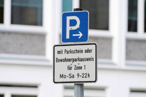 Straßenschild, das auf eine Parkzone hinweist, darunter ein Schild mit Hinweisen, unter welchen Voraussetzungen hier geparkt werden darf.