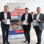 OB Dr. Stephan Keller (v.l.), Stadtdirektor Burkhard Hintzsche und Thomas Schwindowski, stellv. Leiter des Amtes für Schule und Bildung, stellten die Inhalte des Medienentwicklungsplans 2.0 für Düsseldorfer Schulen im Rathaus vor