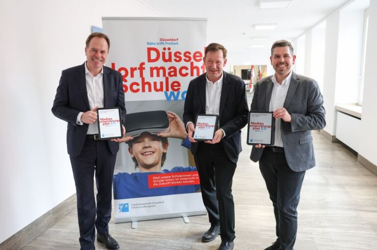 OB Dr. Stephan Keller (v.l.), Stadtdirektor Burkhard Hintzsche und Thomas Schwindowski, stellv. Leiter des Amtes für Schule und Bildung, stellten die Inhalte des Medienentwicklungsplans 2.0 für Düsseldorfer Schulen im Rathaus vor