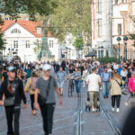 Blick in eine belebte Straße in der Freiburger Innenstadt