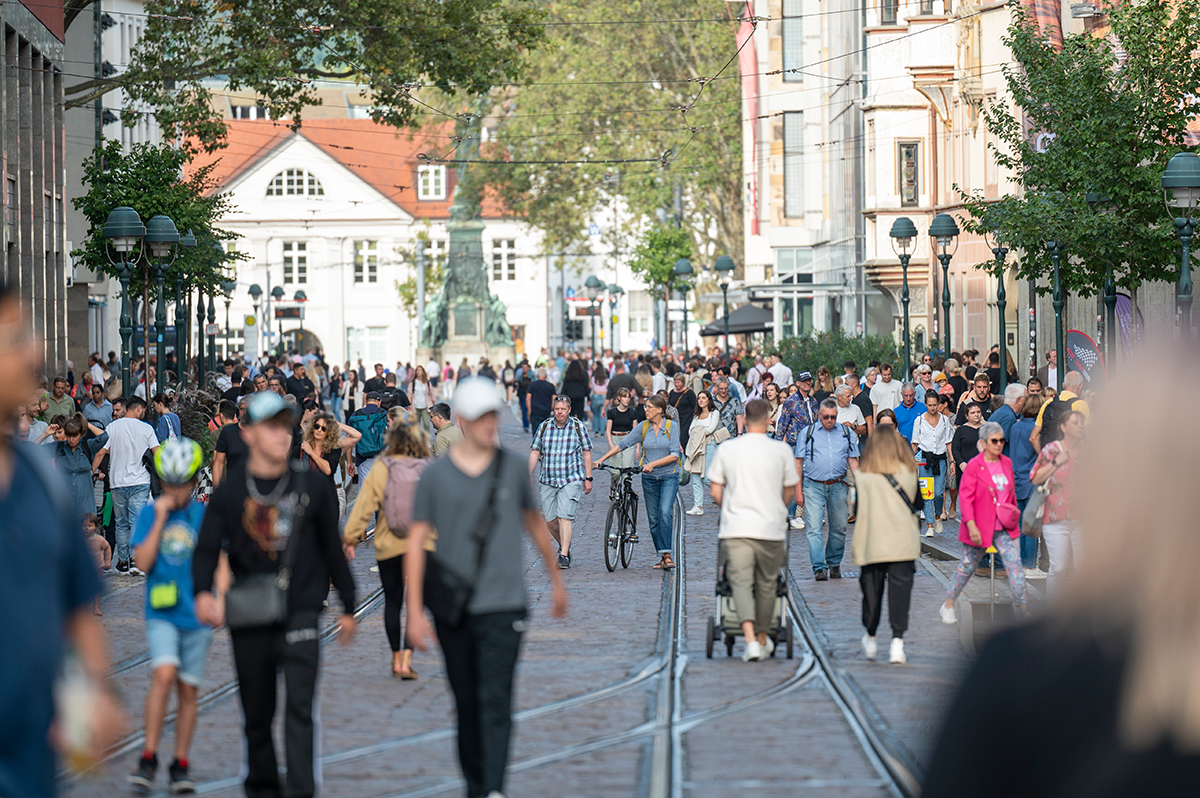 Blick in eine belebte Straße in der Freiburger Innenstadt