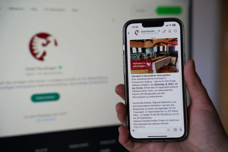 Auf einem Smartphone ist der WhatsApp-Kanal der Stadt Reutlingen zu sehen.