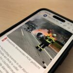 Auf einem Smartphone ist ein Beitrag auf dem WhatsApp-Kanal der Feuerwehr Wiesbaden zu sehen