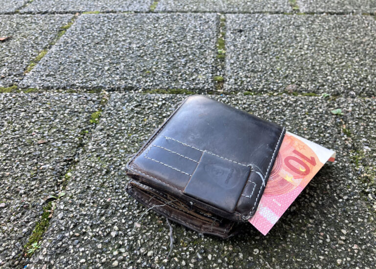 Verlorenes Portemonnaie auf Bürgersteigplatten