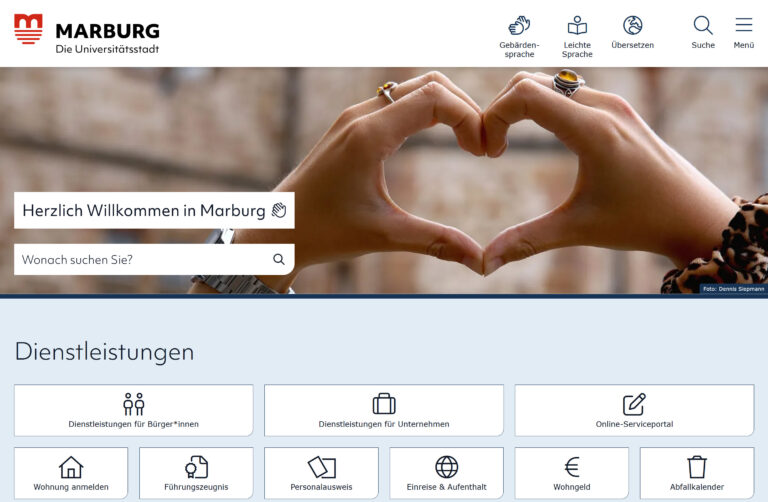 Screenshot der Marburger Website, Navigationselemente und Funktionen für barrierefreien Zugang sind deutlich erkennbar.